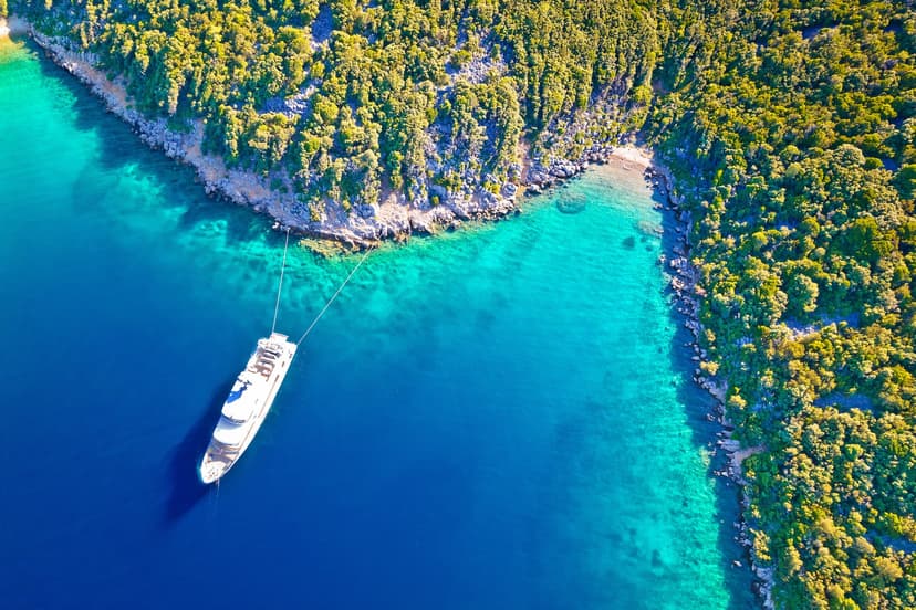 g-yacht-in-a-bay