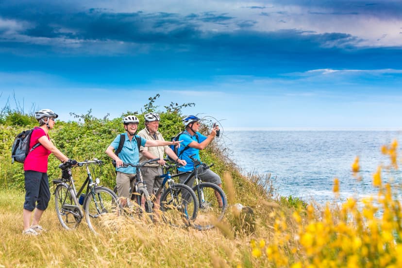 Urlauber auf einer Biketour am Meer