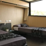 Binnen in meeuwenboot