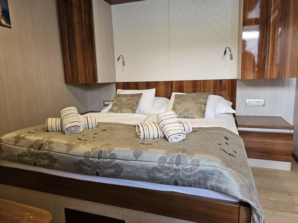 Schlafzimmer bei Mondschein