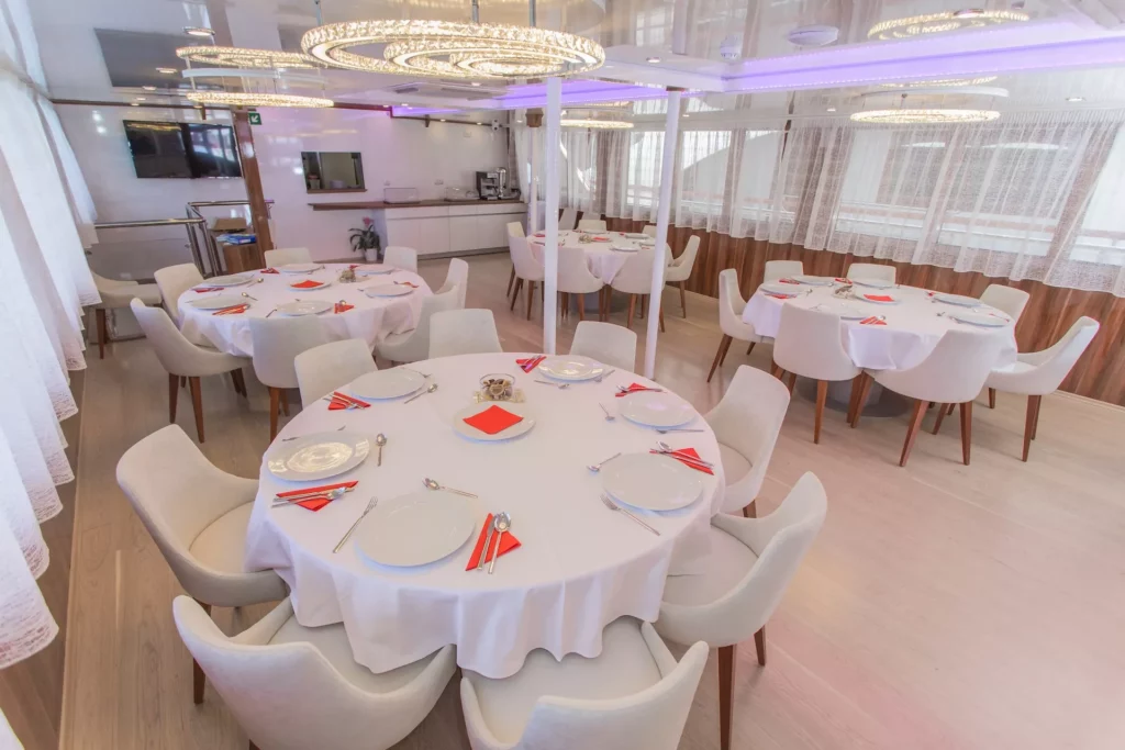 Mondlicht im Esszimmer