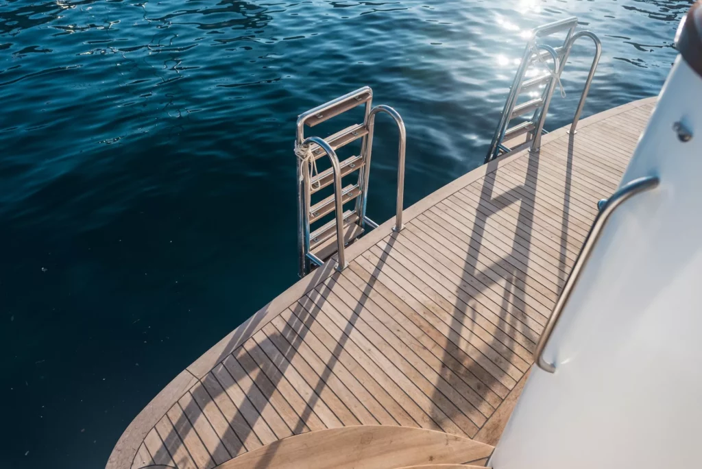 Schwimmende Plattform bei Mondschein