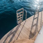 Schwimmende Plattform bei Mondschein