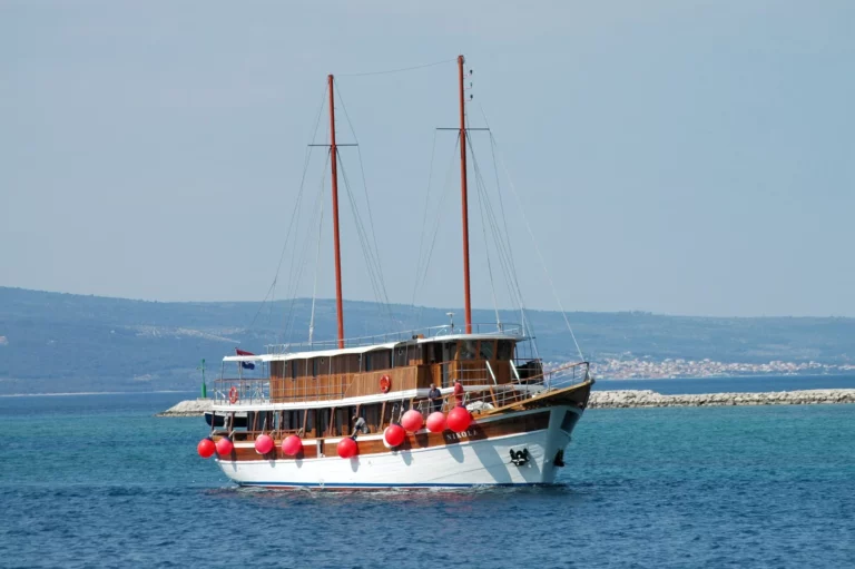 Nikola sailing