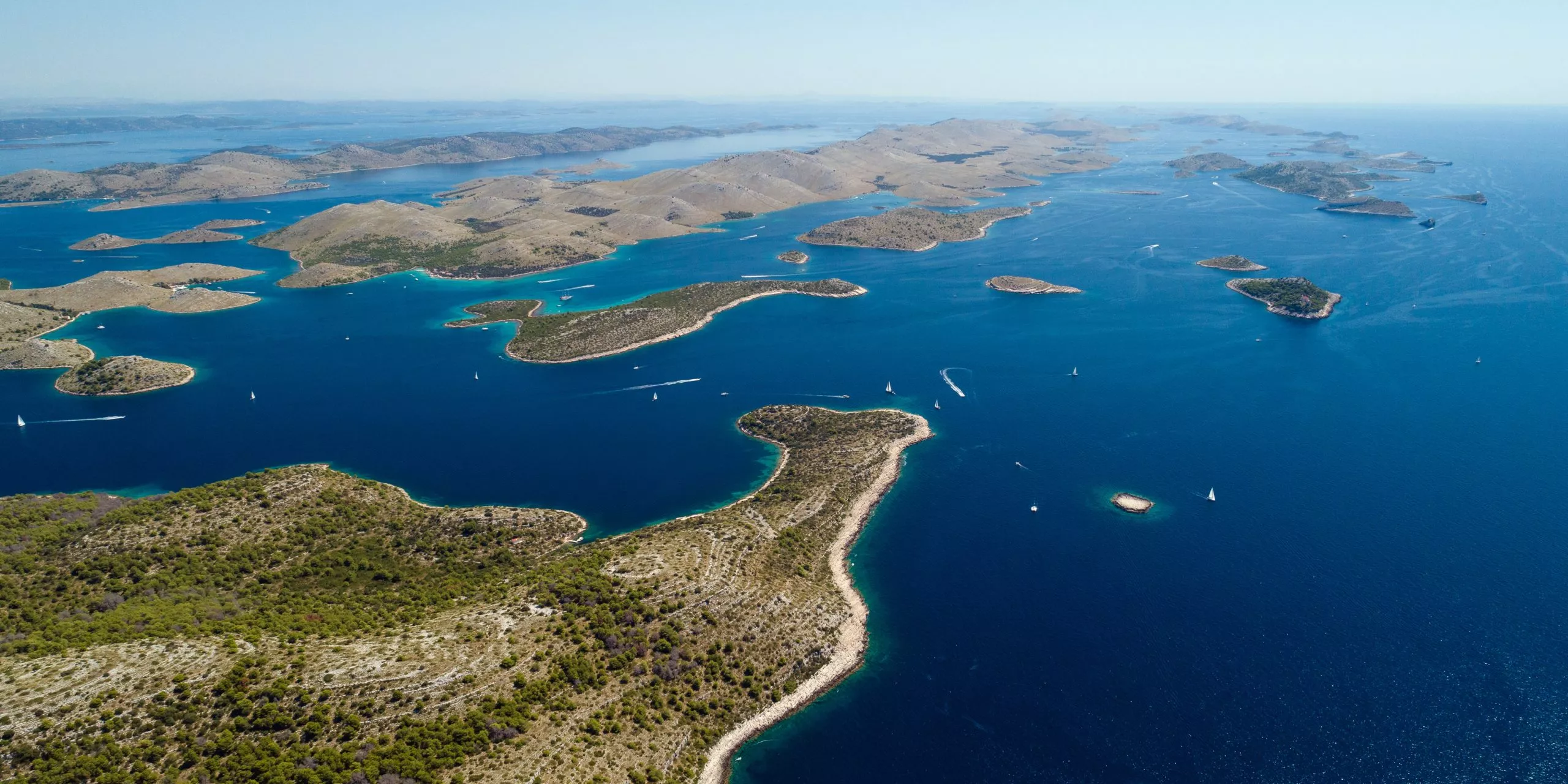 Luchtfoto van eilanden in nationaal park Kornati, Adriatische Zee, Kroatië