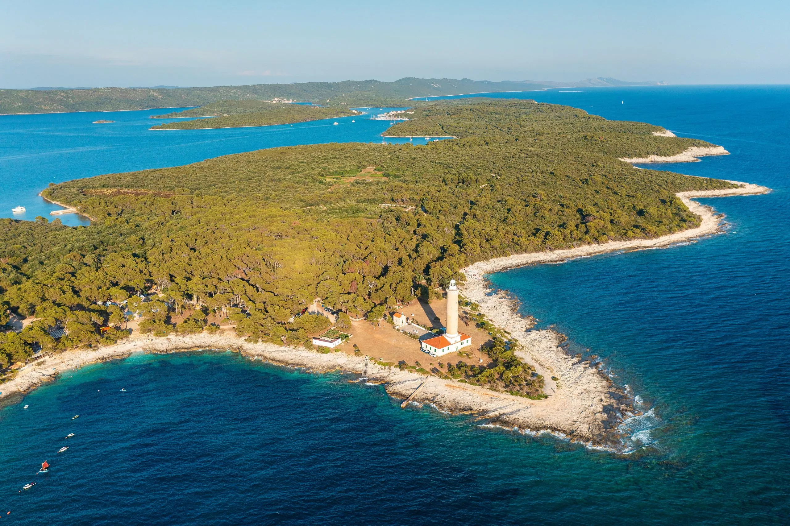 Luchtfoto van het lichtxhuis Veli Rat op het eiland Dugi Otok, in de Adriatische Zee in Kroatië