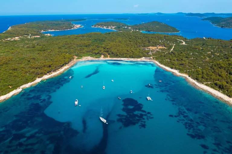 Luchtfoto van het Sakarun-strand op Dugi otok, Kroatië