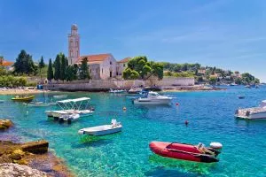 Das blaue Wasser der Insel Hvar