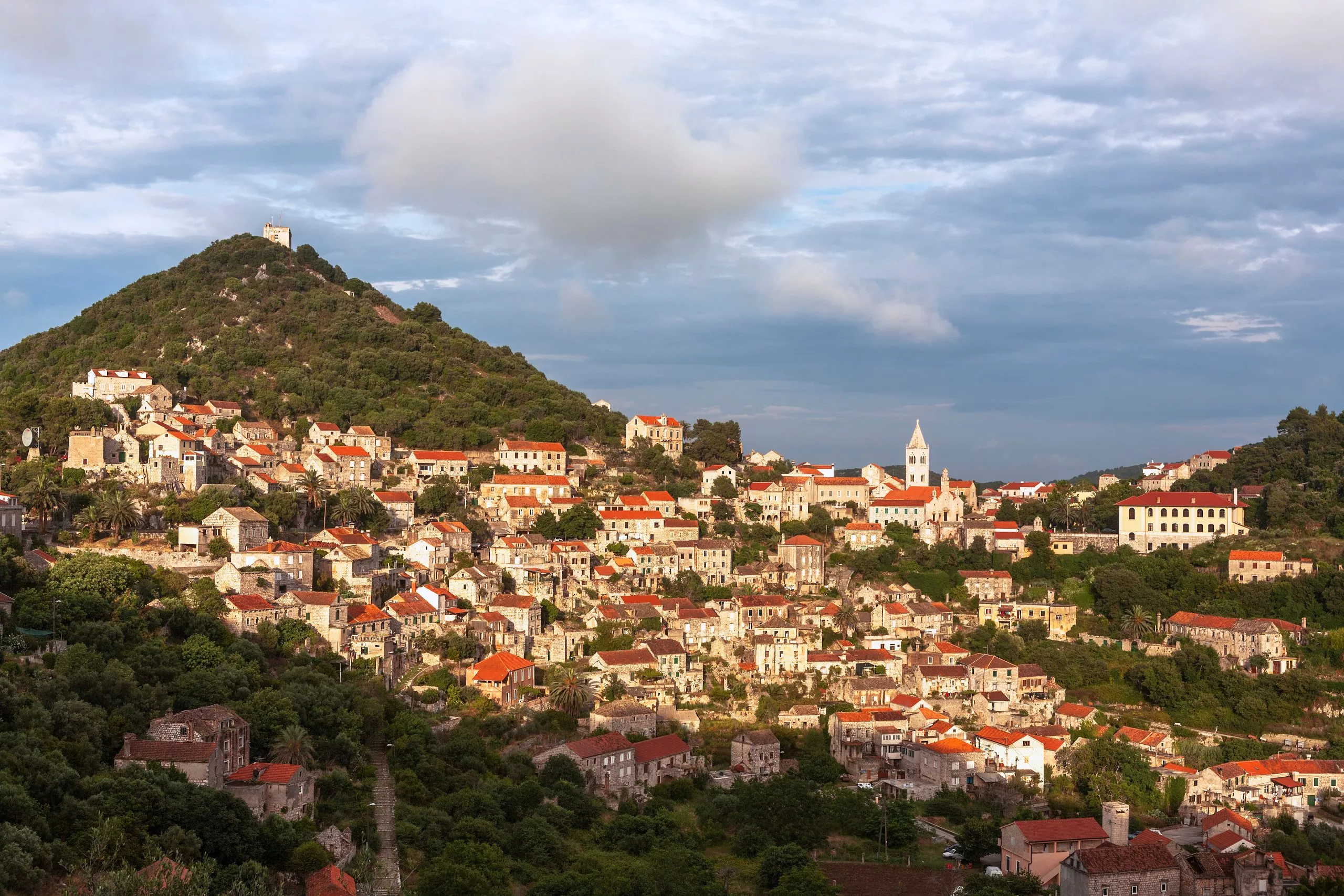 Avondlicht verlicht de stad Lastovo op het gelijknamige eiland, in zijn natuurlijke amfitheater, Dubrovnik-Neretva, Kroatië