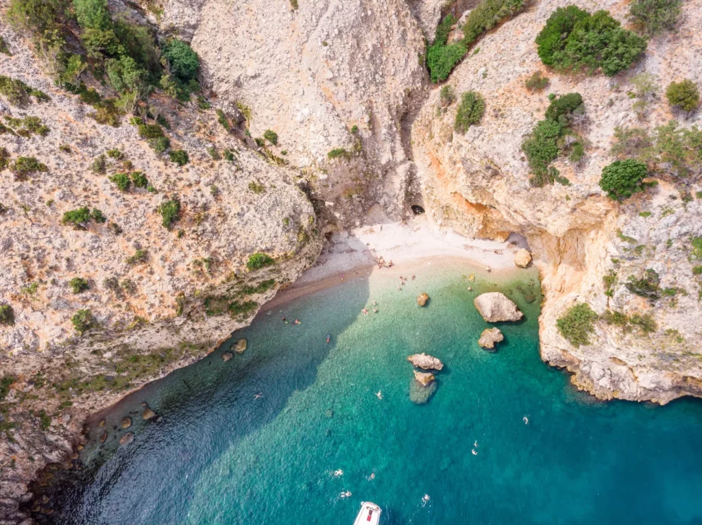 Het vogelperspectief op een baai in de rotsachtige kustlijn van de Adriatische zee. Het eiland Cres, Kroatië. Adriatische Zee.  September 2019