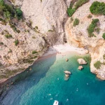 Het vogelperspectief op een baai in de rotsachtige kustlijn van de Adriatische zee. Het eiland Cres, Kroatië. Adriatische Zee.  September 2019