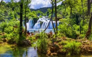 Verpassen Sie während Ihrer Fahrt nicht die Wasserfälle des Krka-Parks