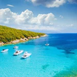 Luchtfoto met drone van tropische kust. Locatie plaats Cres eiland, Kvarner baai, Kroatië.