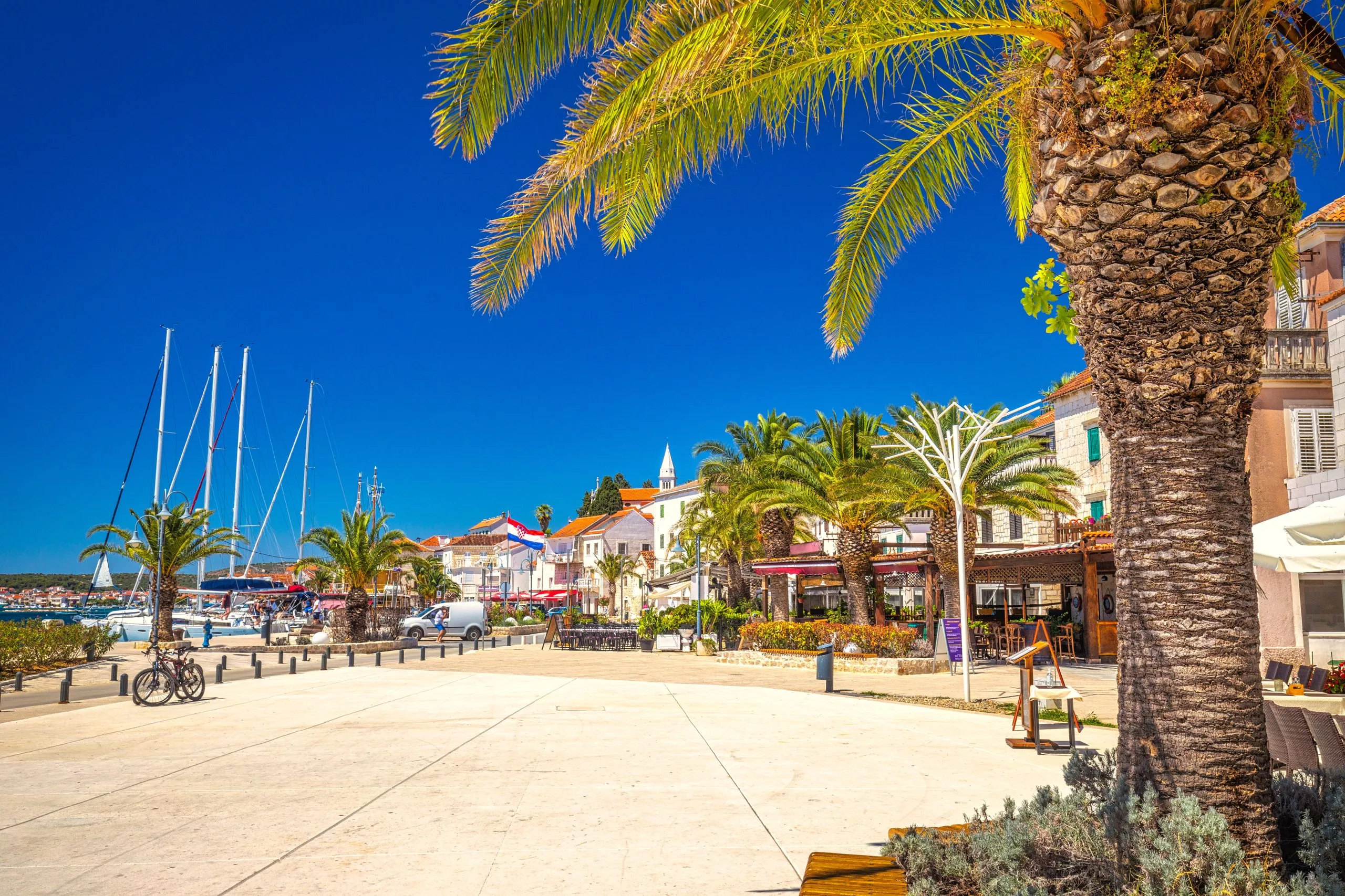 Het dorp Rogoznica, een populaire toeristische bestemming aan de Dalmatische kust van de Adriatische zee in Kroatië, Europa.