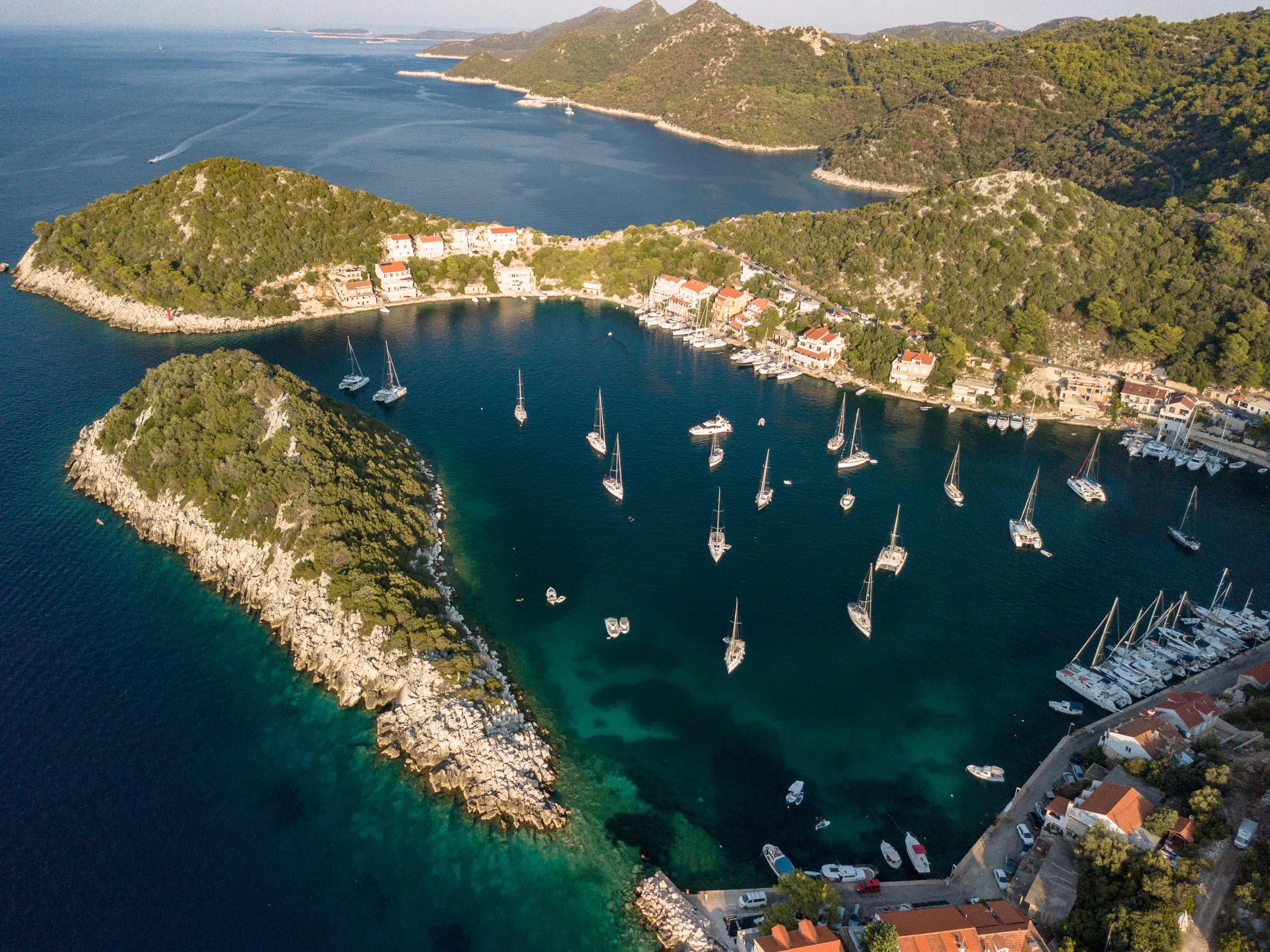 Bucht Zaklopatika auf der Insel Lastovo, Kroatien im Mittelmeer, mit Bergen im Hintergrund