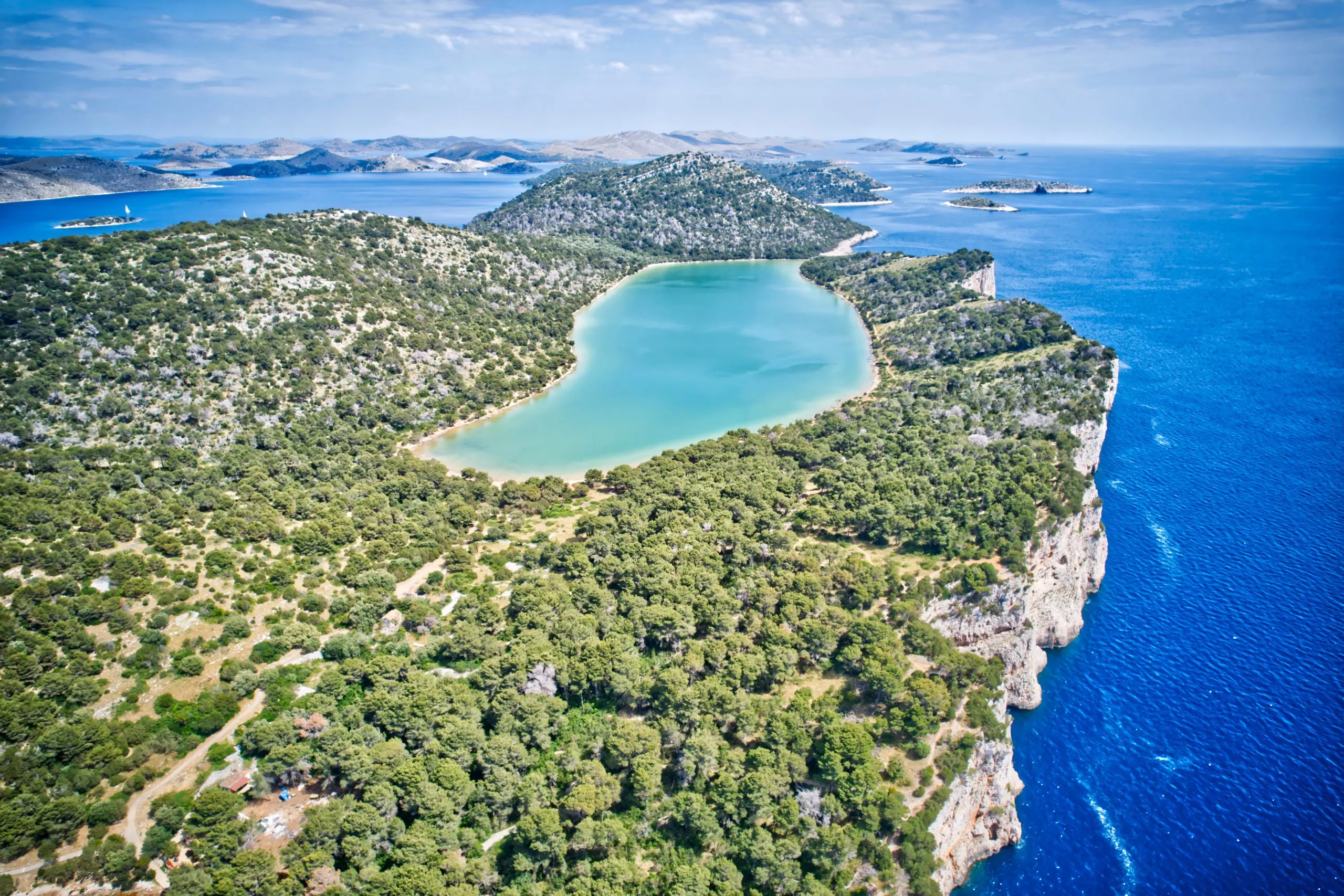 Luchtfoto van Kornati-eilanden nationaal park Telascica baai met inbegrip van archipel meer vanuit de lucht panoramisch uitzicht, landschap van Dalmatië, Kroatië in Europa