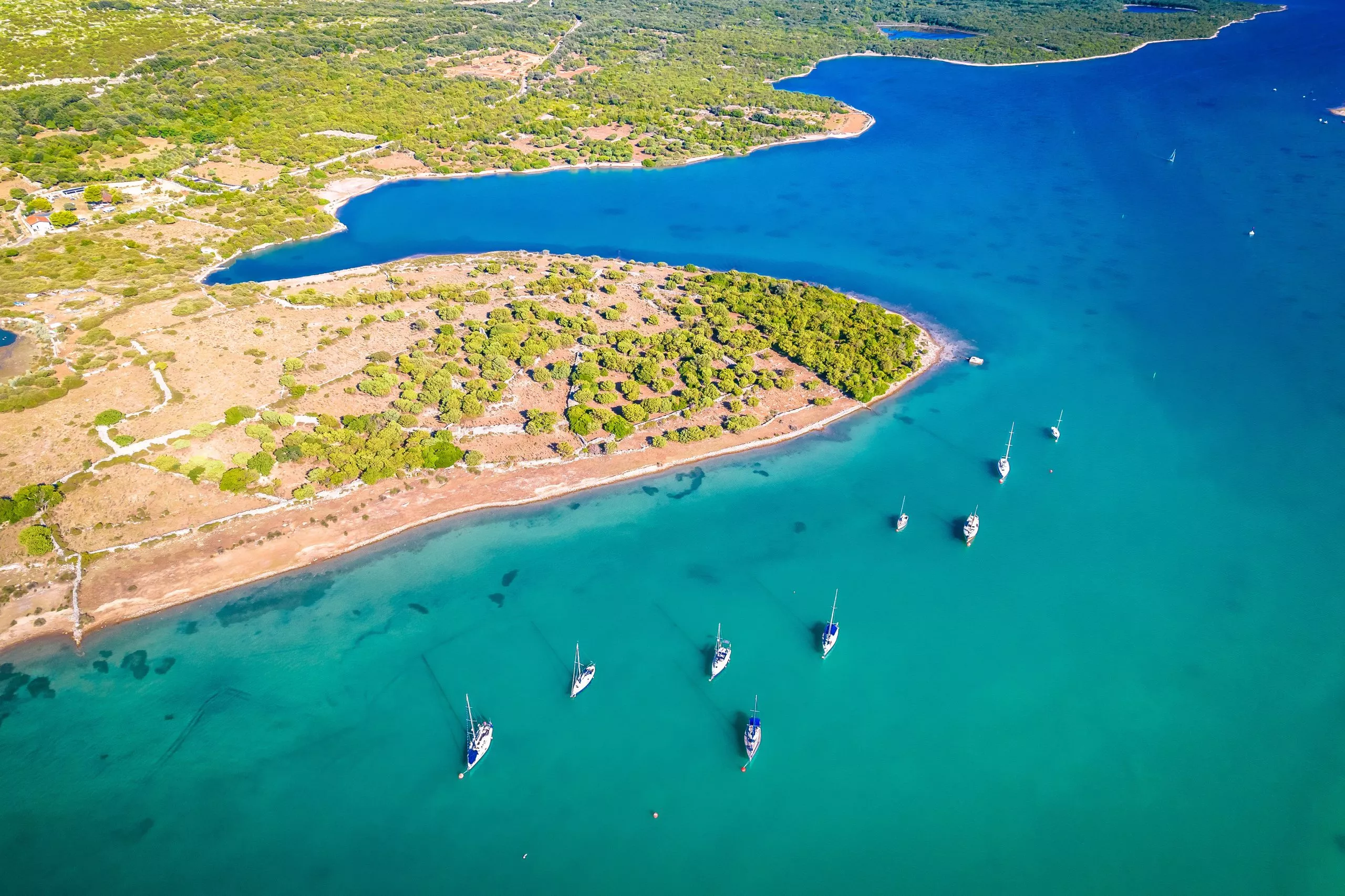 Turquoise zeilen kustlijn op Cres eiland luchtfoto