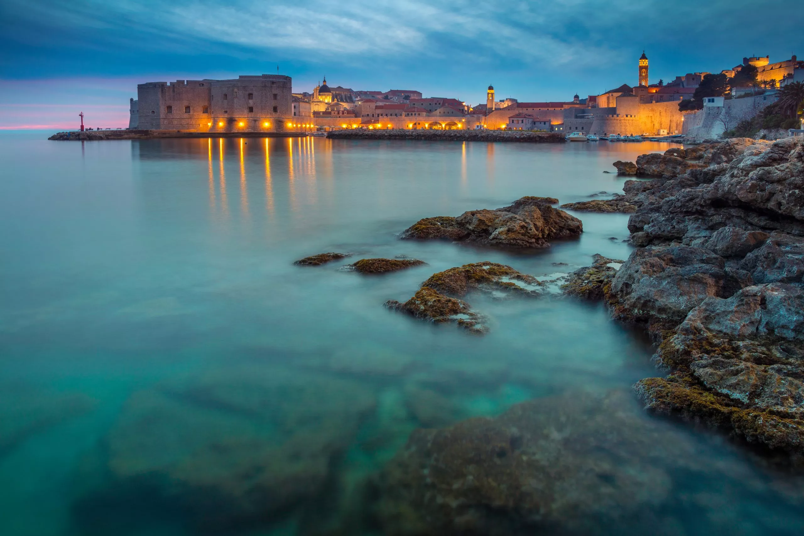 Dubrovnik, Kroatië. Prachtige romantische oude stad van Dubrovnik tijdens zonsondergang.