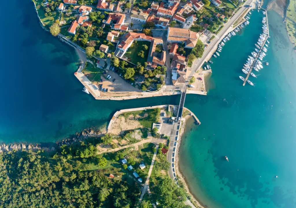Luchtfoto van Osor ( Ossero ) is een kleine stad en haven op het eiland Cres in Kroatië. Het ligt aan een smal kanaal dat de eilanden Cres en Lošinj van elkaar scheidt.