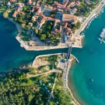 Luchtfoto van Osor ( Ossero ) is een kleine stad en haven op het eiland Cres in Kroatië. Het ligt aan een smal kanaal dat de eilanden Cres en Lošinj van elkaar scheidt.