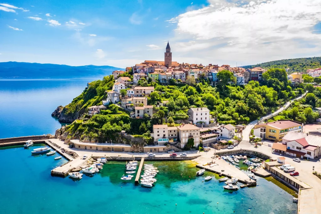 Mooie stad Vrbnik, eiland Krk, Kroatië, luchtfoto
