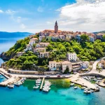 Mooie stad Vrbnik, eiland Krk, Kroatië, luchtfoto